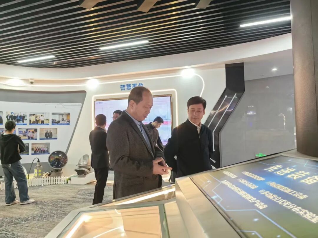 福州高新区党工委书记、闽侯县委书记吴永忠一行赴中科芯源参观调研 - 福建中科芯源光电科技有限公司